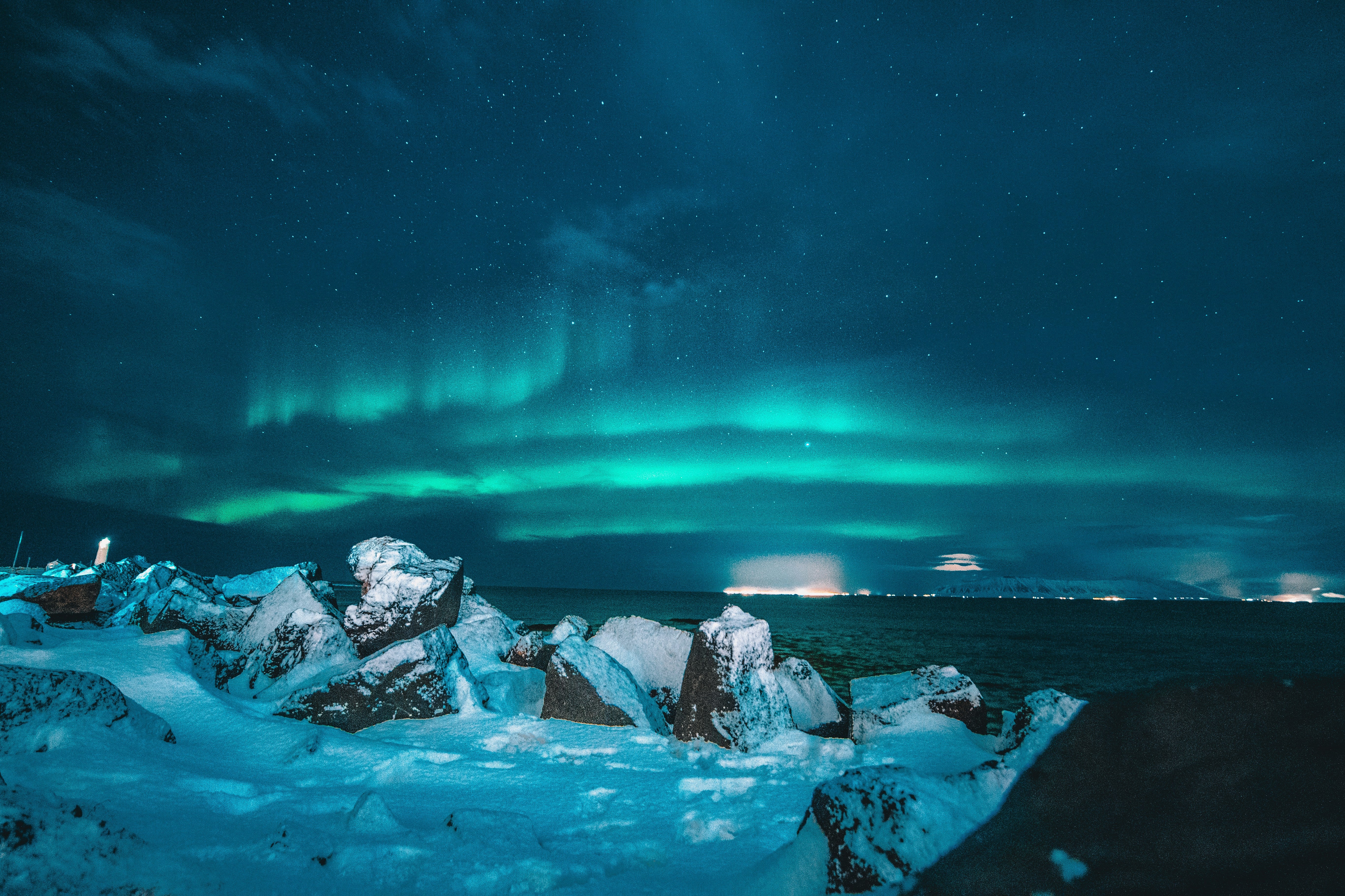 Une aurore boréale au-dessus d'un paysage enneigé